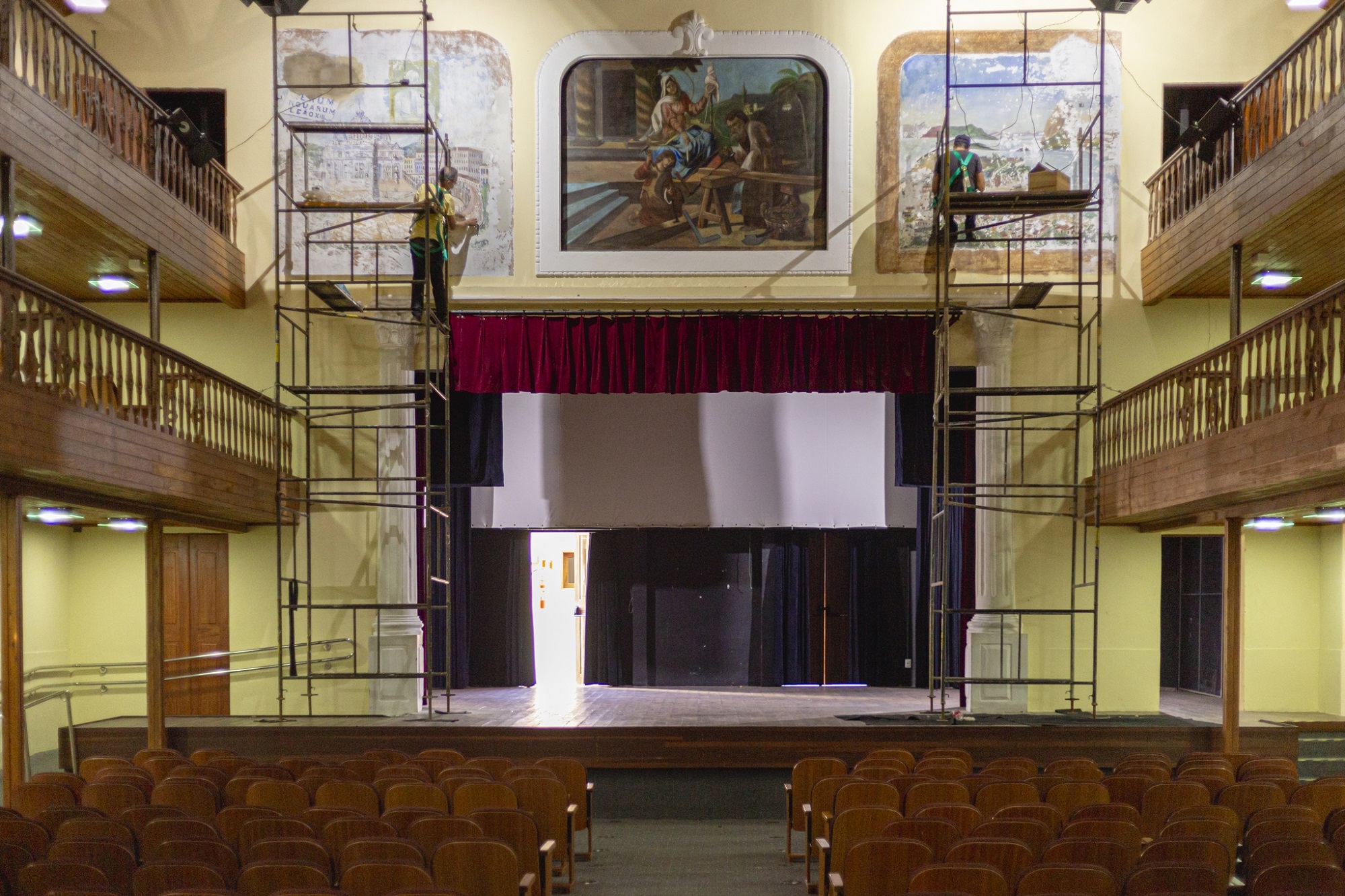 Teatro São José realiza trabalho de restauração em obras parietais
